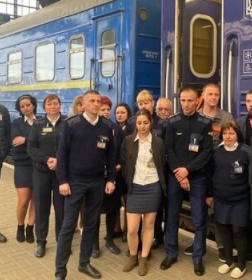 Поїзд, який вчора обстріляли в Херсоні росіяни, вчасно прибув до Львова. ФОТО