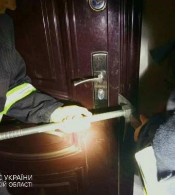 На Одещині рятувальники визволили маленького хлопчика з закритої квартири