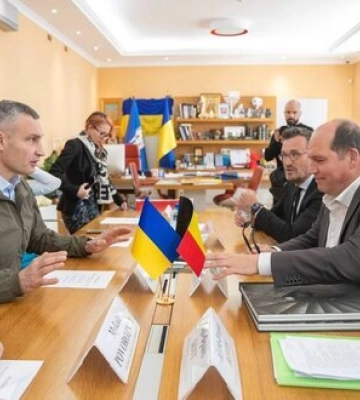 До Києва вдруге приїхав мер Брюсселя: подарував дві «швидкі» та інше обладнання