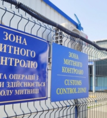 Київські митники вилучили літак, який привезли в Україну з Румунії
