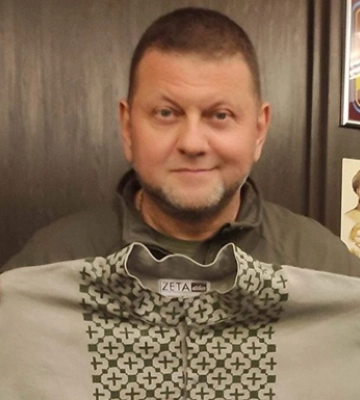 Залужному подарували вишиванку, як у Бандери