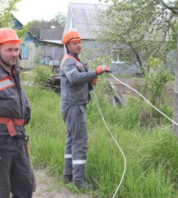 У селі в Оскільскій громаді, де пошкоджені майже всі будівлі, відновили електропостачання