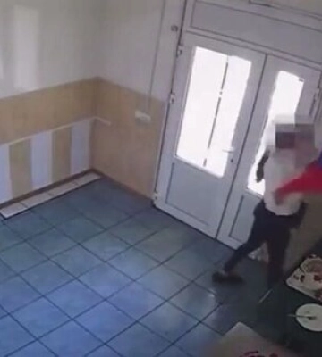 Дівчина зірвала російський прапор в одному з кафе окупованого Мелітополя. ВIДЕО