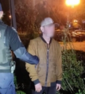 В Ужгороді на проспекті Свободи чоловік поцупив тюльпани із міської клумби