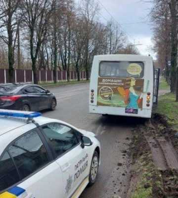 У Луцьку водій маршрутки збив дорожній знак: як його покарали