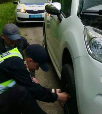 Рівненські патрульні допомогли водіям, які пробили колеса