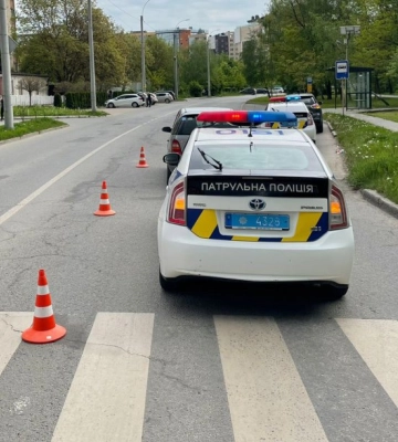 У Чернівцях маленький хлопчик раптово вибіг на дорогу і потрапив під автомобіль (ФОТО)