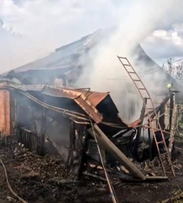 Минулої доби у Полтаві горів приватний будинок і сміттєві баки
