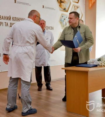 Подяка від усіх дніпрян: Філатов нагородив фахівців лікарні ім. Руднєва, яка відзначає 110-річчя заснування