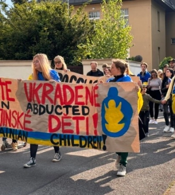 У Празі пікетували посольство РФ з вимогою повернути депортованих з України дітей