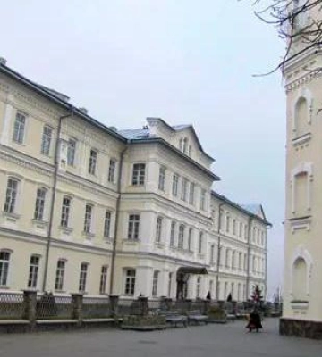 Стрілянина в Почаївській лаврі та історія архітектури Полтави — головне за 15 травня