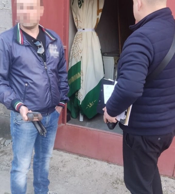 Щоб не вкрали інші: У Житомирі злодій вкрав величезну парасолю з кафе (ФОТО)