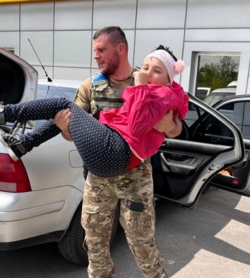 Ювенальные полицейские помогли эвакуировать детей из зоны боевых действий в Херсонской области