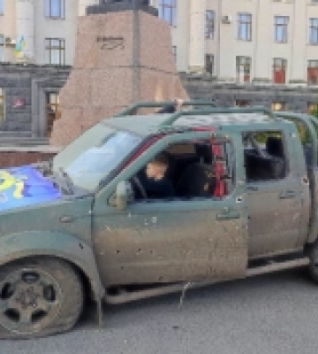 У центрі Луцька поставили обстріляний позашляховик з Бахмута: волонтери збирають кошти на новий