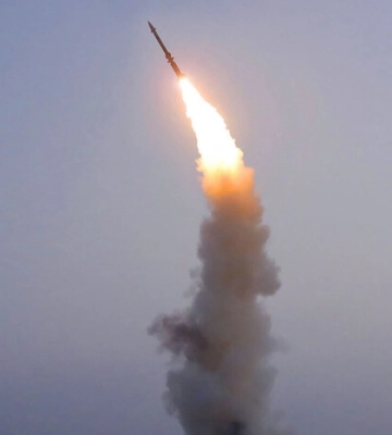 Новая ночная атака РФ. От обломков ракет в Киеве загорелись авто и повреждено здание, есть пострадавшие, большинство целей уничтожены