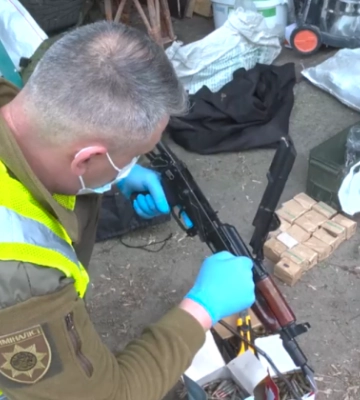 У Києві в одному з місцевих гаражів виявили арсенал зброї: відео