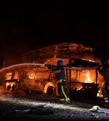 Ліквідація пожежі у Києві після падіння уламків ракет 