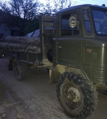На Рахівщині виявили автомобіль з деревиною без документів та п’яним водієм