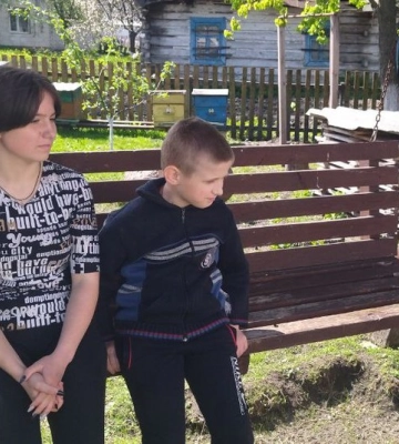 На Волині пасічник робить вулики з очерету