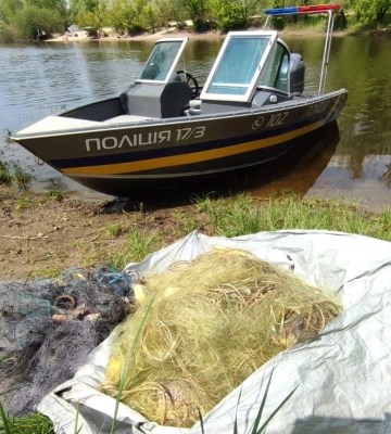 Поліцейські вилучили з Кременчуцького водосховища понад 3 кілометри браконьєрських сіток