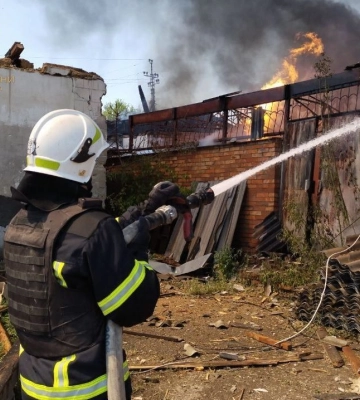 Після обстрілів у Запорізькій області горіли будівлі