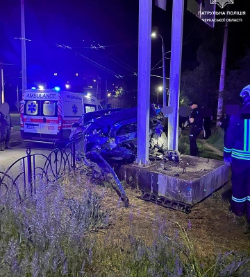 У Черкасах водій “Мустанга” в’їхав у рекламний щит (ФОТО)