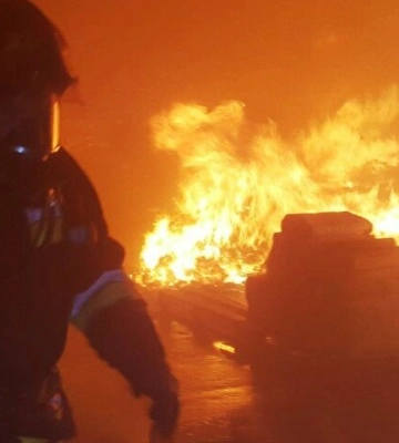 У Львівській області внаслідок ворожого обстрілу виникла пожежа в господарчій будівлі