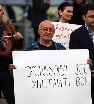 Грузия вышла на протесты против возобновления авиасообщения с РФ, а грузинская власть теряет остатки суверенитета