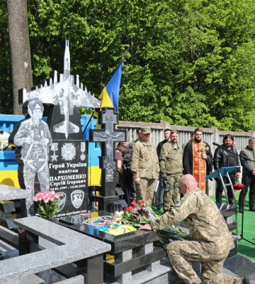У Вінниці відкрили стелу загиблому Герою-льотчику з Харкова 