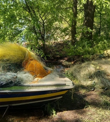 Поліцейські вилучили з Кременчуцького водосховища понад 3 кілометри браконьєрських сіток