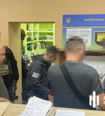 ГБР разоблачило схему продажи &quot;липовых&quot; документов для выезда за границу на тысячи долларов