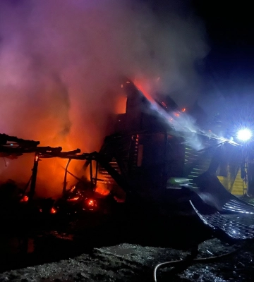 На Хустщині сталася пожежа: вдалося врятувати два будинки й худобу