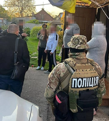 В Одесі затримали аферистів, які заволоділи сімома квартирами померлих людей