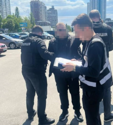 В Киеве задержали псевдоадвоката, наладившего схему переправки мужчин через границу. Фото