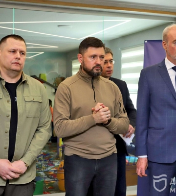 Новоселів привітав посол Франції в Україні: у Дніпрі 7 родин з Маріуполя поселились в соціальному гуртожитку
