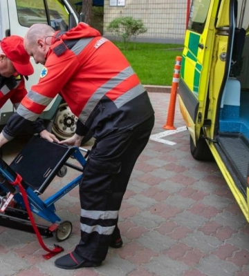 До Києва вдруге приїхав мер Брюсселя: подарував дві «швидкі» та інше обладнання