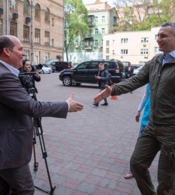 Мер Брюсселя привіз до Києва карети швидкої допомоги — Кличко