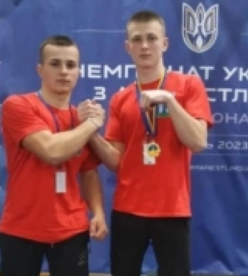 Брати Полюховичі  з Серник  – призери України з армрестлінгу.