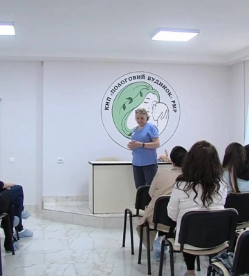 Рівненські патрульні супроводили до пологового будинку жінку, яка от-от мала народити
