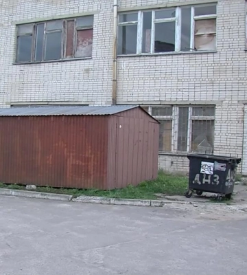 У Рівному мешканці багатоповерхівки вийшли на акцію протесту, бо не можуть вжитись з училищем, яке поруч (ВІДЕО)