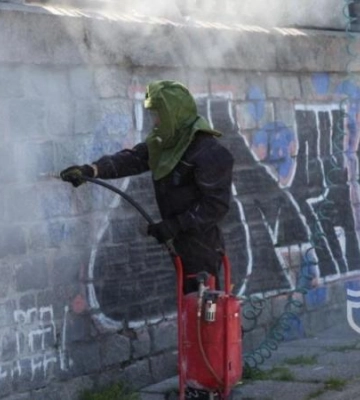 Дніпро проти вандалів: у місті очищають набережну