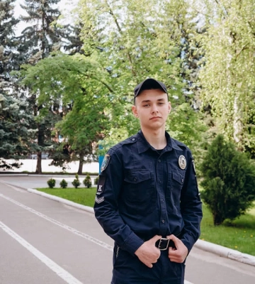Двічі непритомніла посеред вулиці: у Дніпрі курсант врятував жінку з хворим серцем