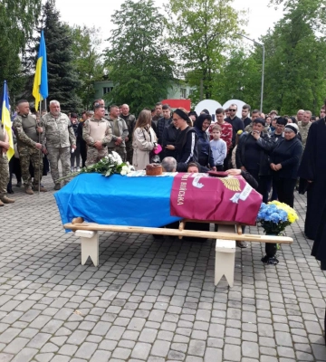 Навколішки, встеленою квітами дорогою: на Волині зустріли Героя Владислава Наумича