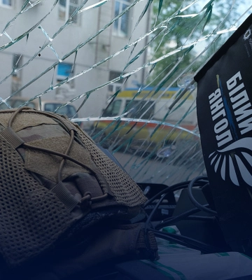 «Білі Янголи», попри обстріл авто, успішно евакуювали 10 мешканців Бахмуту
