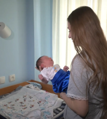 У вишиванці від самого народження: волонтери подарували народний одяг полтавським малюкам