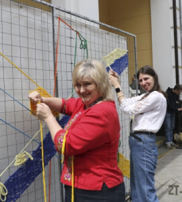 У Житомирі усіх охочих запрошують долучитися до вишивання воєнного логотипа міста
