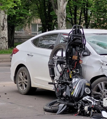 В Кривом Роге столкнулись автомобиль и мотоцикл