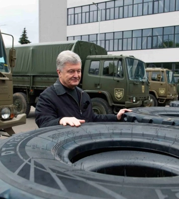 Порошенко везет на фронт новую партию техники