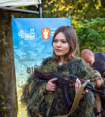 Луцький міський молодіжний центр організовує військові вишколи для молоді
