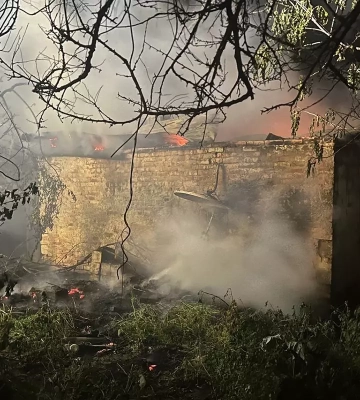 У Дніпрі вогонь з палаючого будинку перекинувся до сусідів